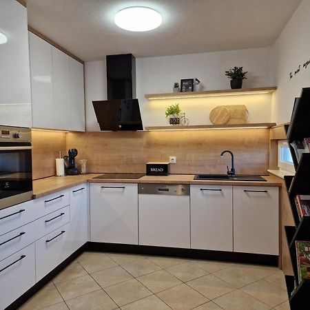 Beautiful Holiday Home "Villa Luka" Kaštel Štafilić Exteriör bild