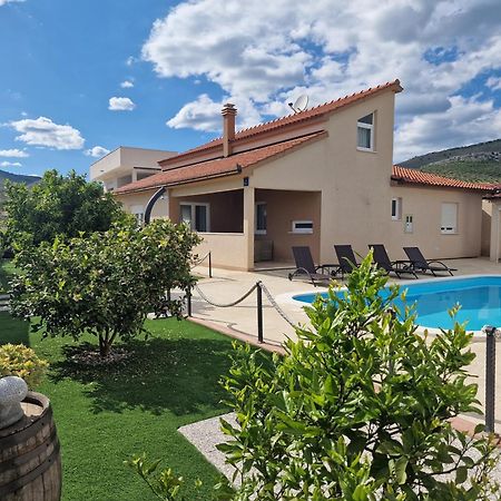 Beautiful Holiday Home "Villa Luka" Kaštel Štafilić Exteriör bild