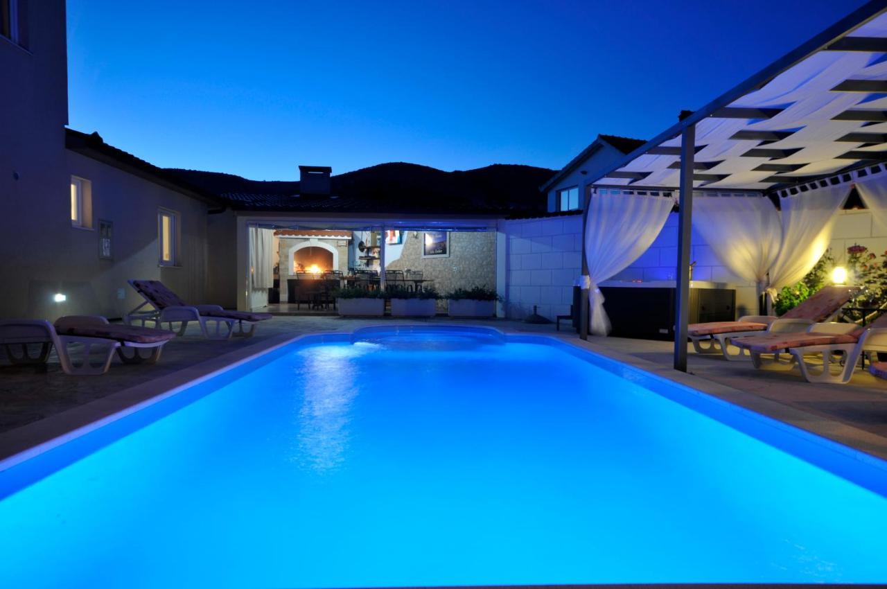 Beautiful Holiday Home "Villa Luka" Kaštel Štafilić Exteriör bild
