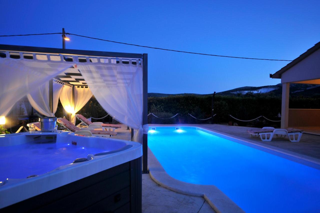 Beautiful Holiday Home "Villa Luka" Kaštel Štafilić Exteriör bild