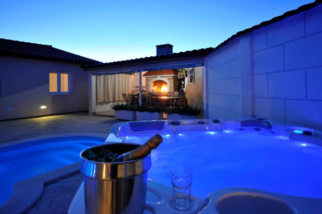 Beautiful Holiday Home "Villa Luka" Kaštel Štafilić Exteriör bild