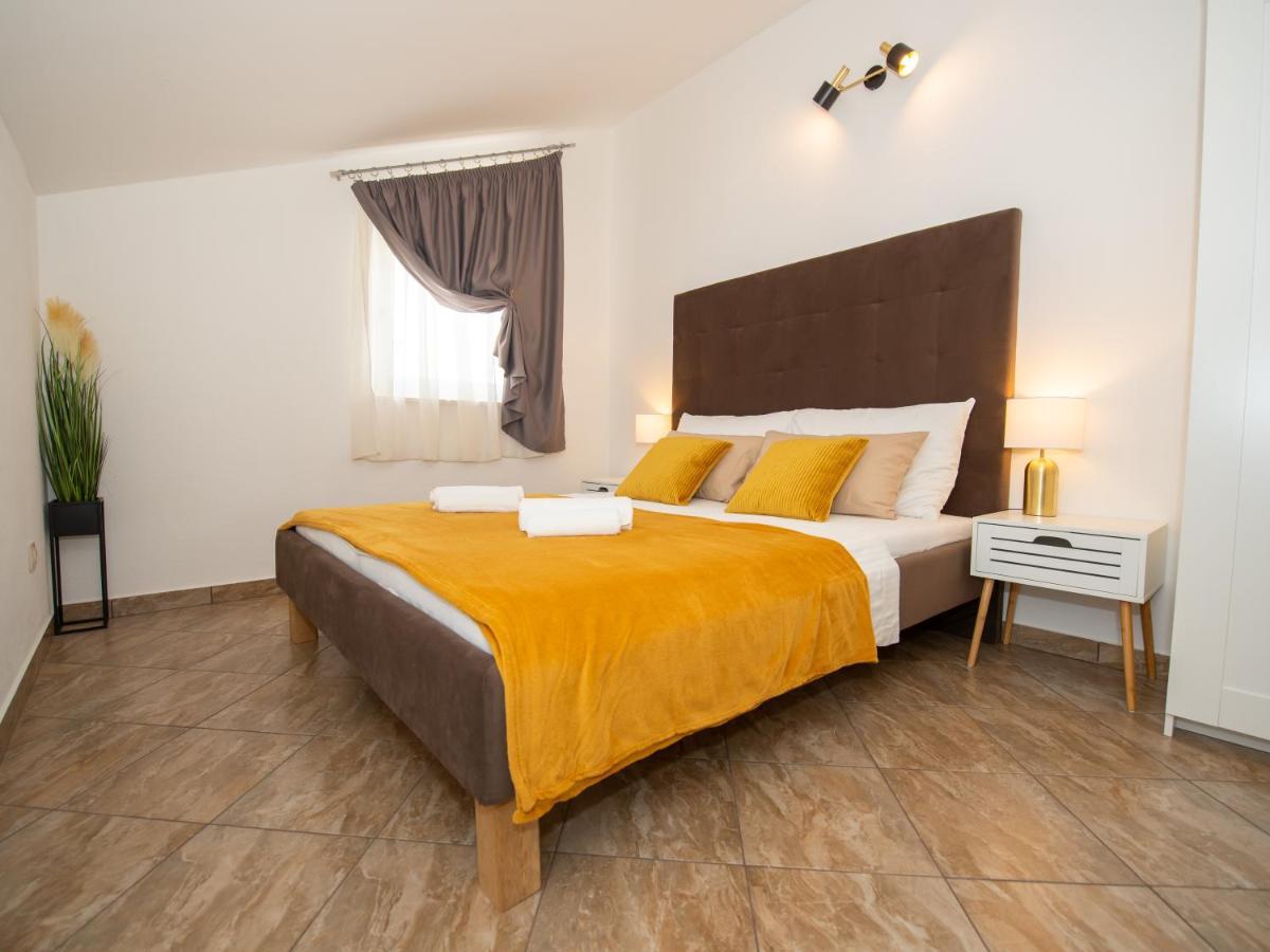 Beautiful Holiday Home "Villa Luka" Kaštel Štafilić Exteriör bild