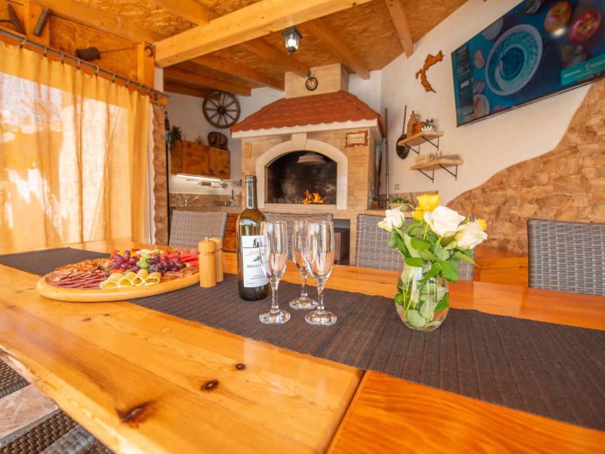 Beautiful Holiday Home "Villa Luka" Kaštel Štafilić Exteriör bild