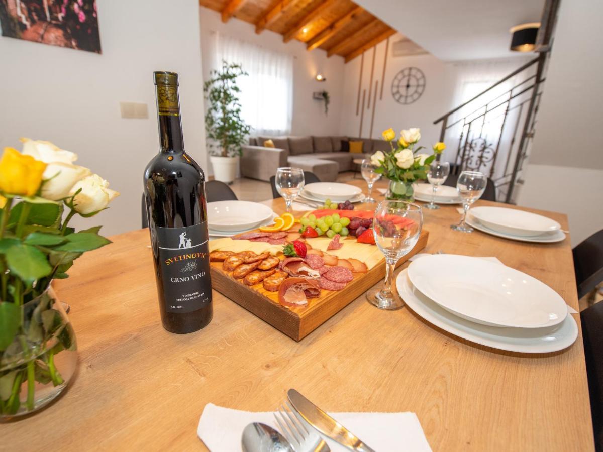 Beautiful Holiday Home "Villa Luka" Kaštel Štafilić Exteriör bild