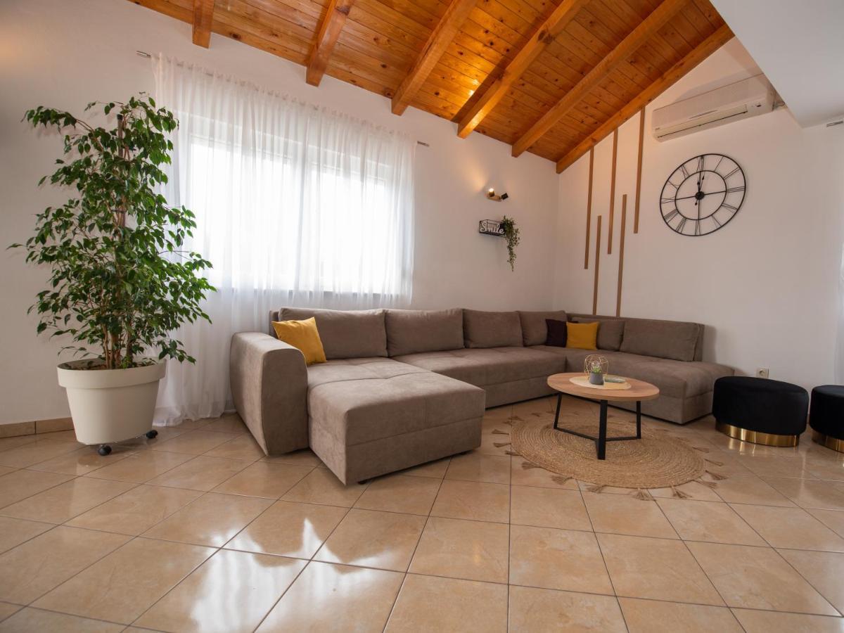 Beautiful Holiday Home "Villa Luka" Kaštel Štafilić Exteriör bild