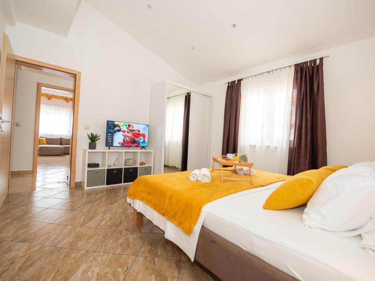 Beautiful Holiday Home "Villa Luka" Kaštel Štafilić Exteriör bild