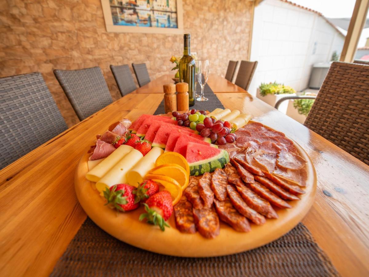 Beautiful Holiday Home "Villa Luka" Kaštel Štafilić Exteriör bild