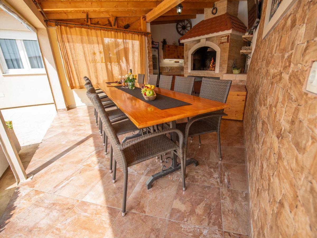 Beautiful Holiday Home "Villa Luka" Kaštel Štafilić Exteriör bild