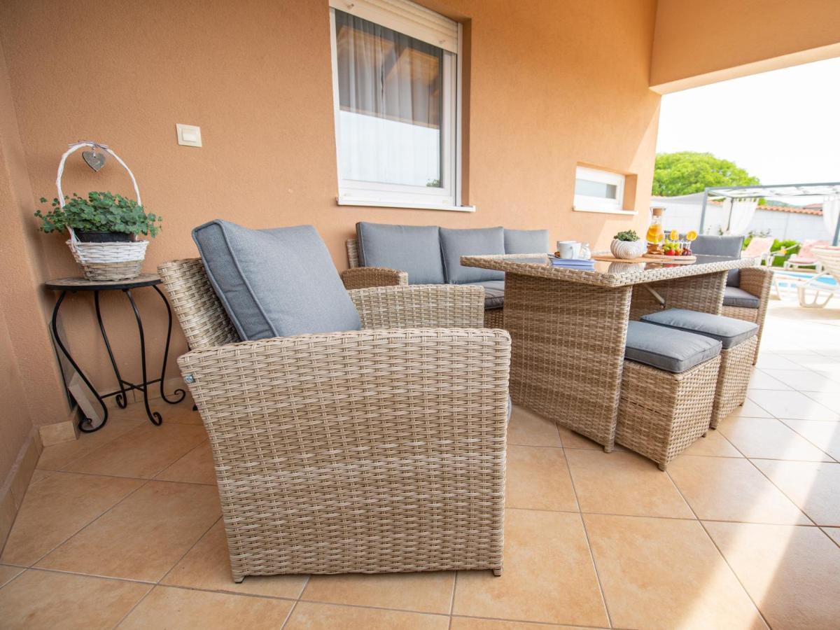 Beautiful Holiday Home "Villa Luka" Kaštel Štafilić Exteriör bild