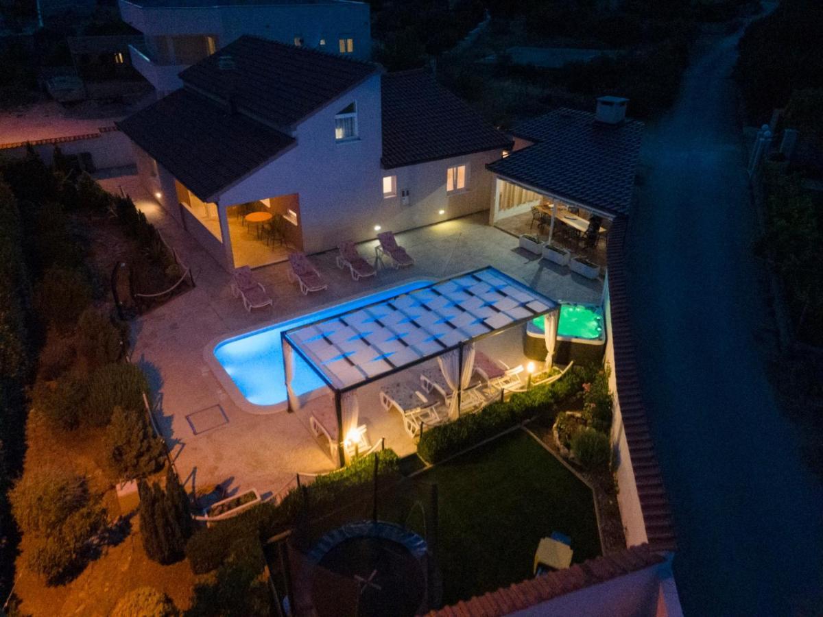 Beautiful Holiday Home "Villa Luka" Kaštel Štafilić Exteriör bild
