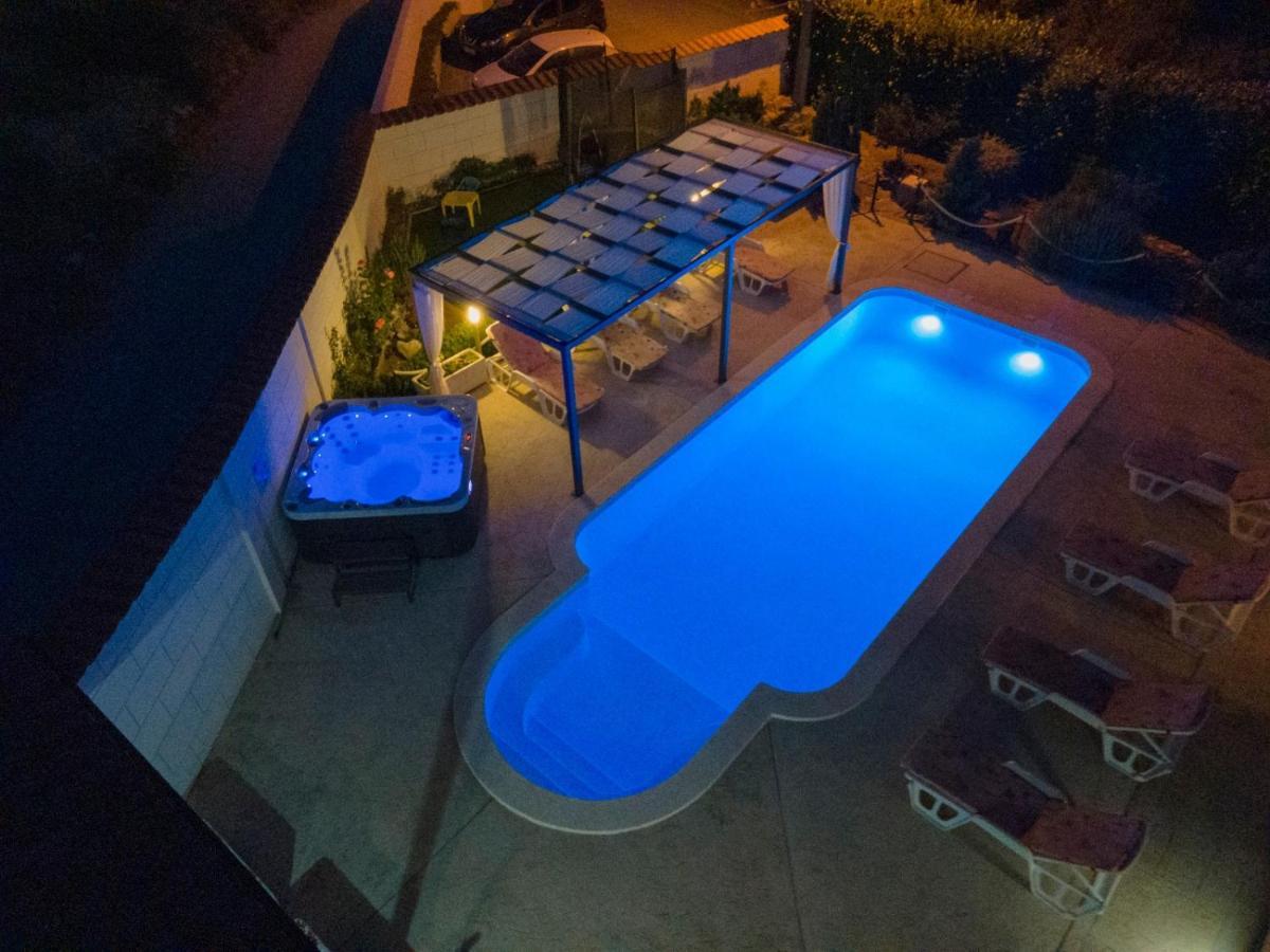 Beautiful Holiday Home "Villa Luka" Kaštel Štafilić Exteriör bild