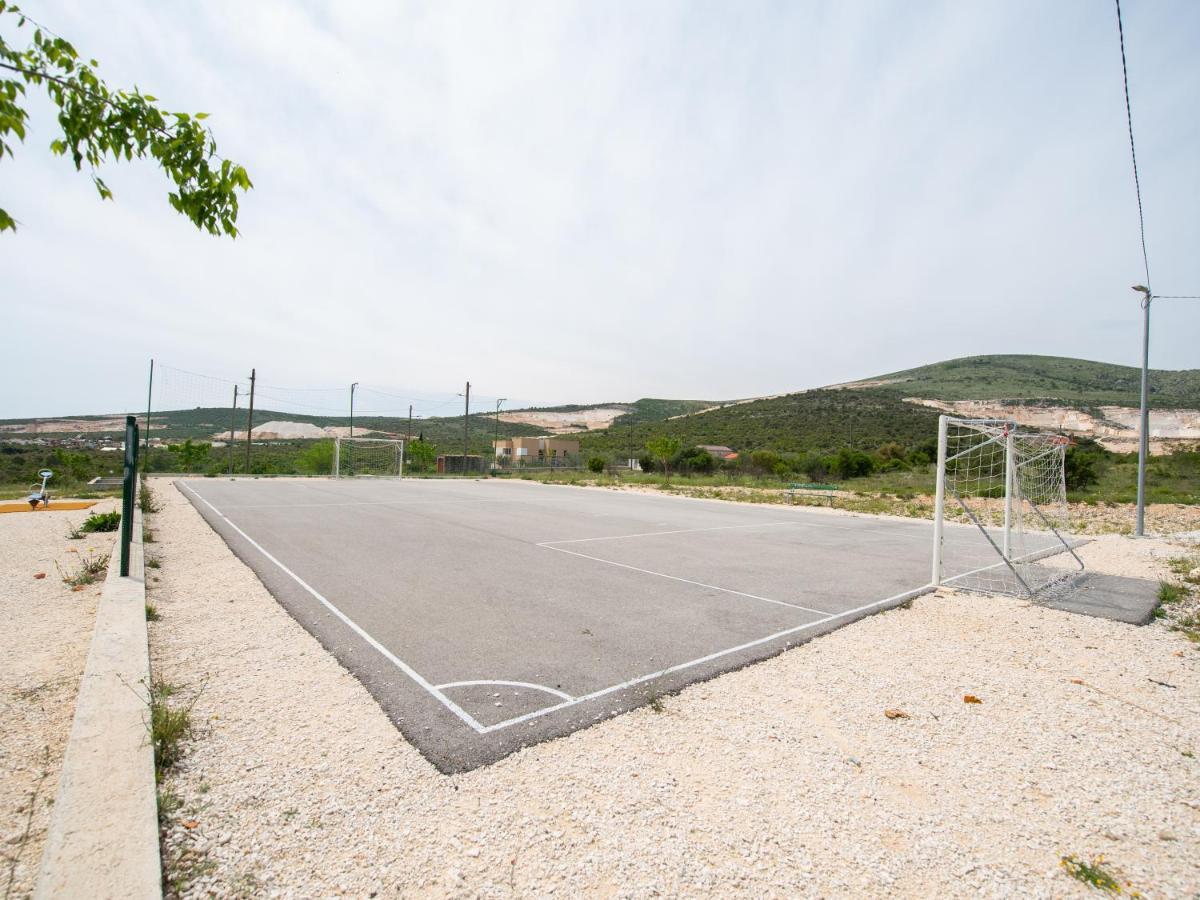 Beautiful Holiday Home "Villa Luka" Kaštel Štafilić Exteriör bild