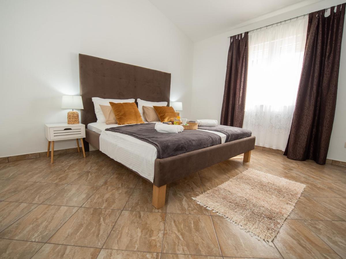 Beautiful Holiday Home "Villa Luka" Kaštel Štafilić Exteriör bild