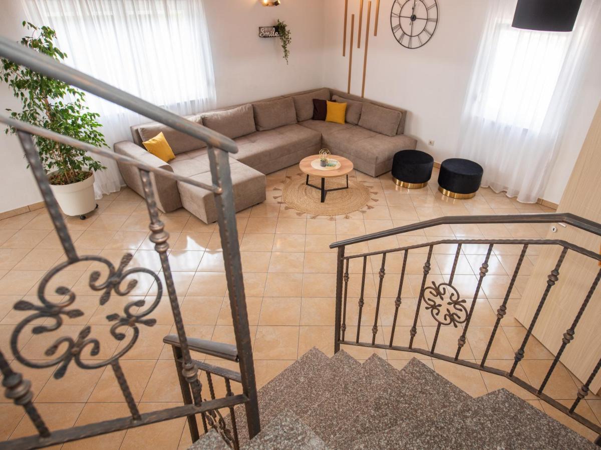 Beautiful Holiday Home "Villa Luka" Kaštel Štafilić Exteriör bild