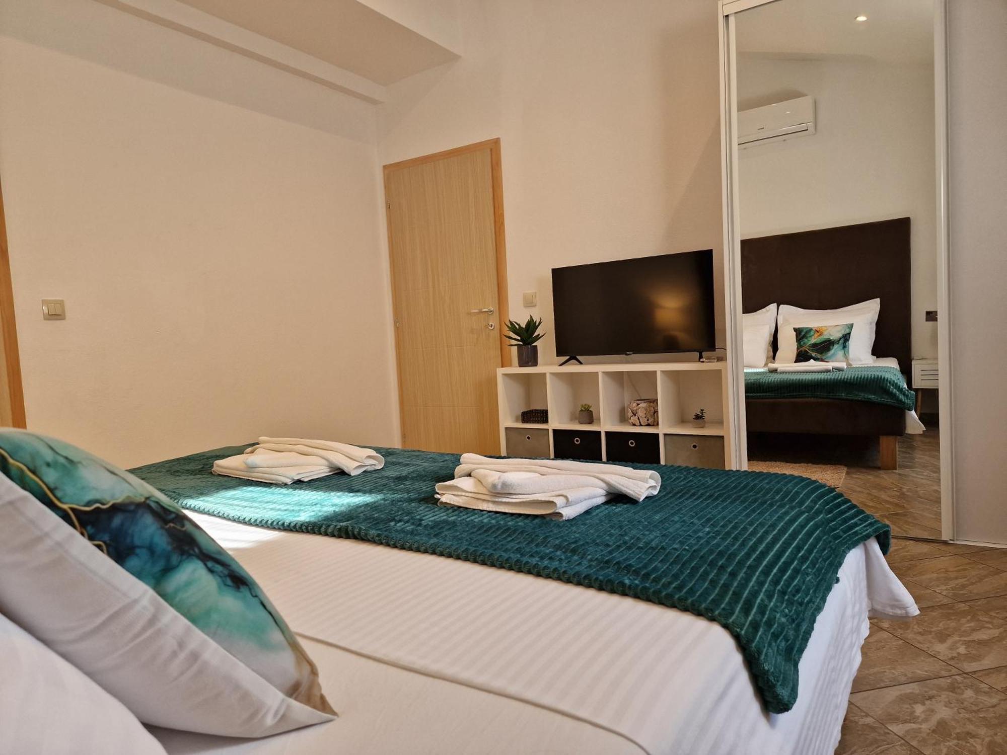 Beautiful Holiday Home "Villa Luka" Kaštel Štafilić Exteriör bild