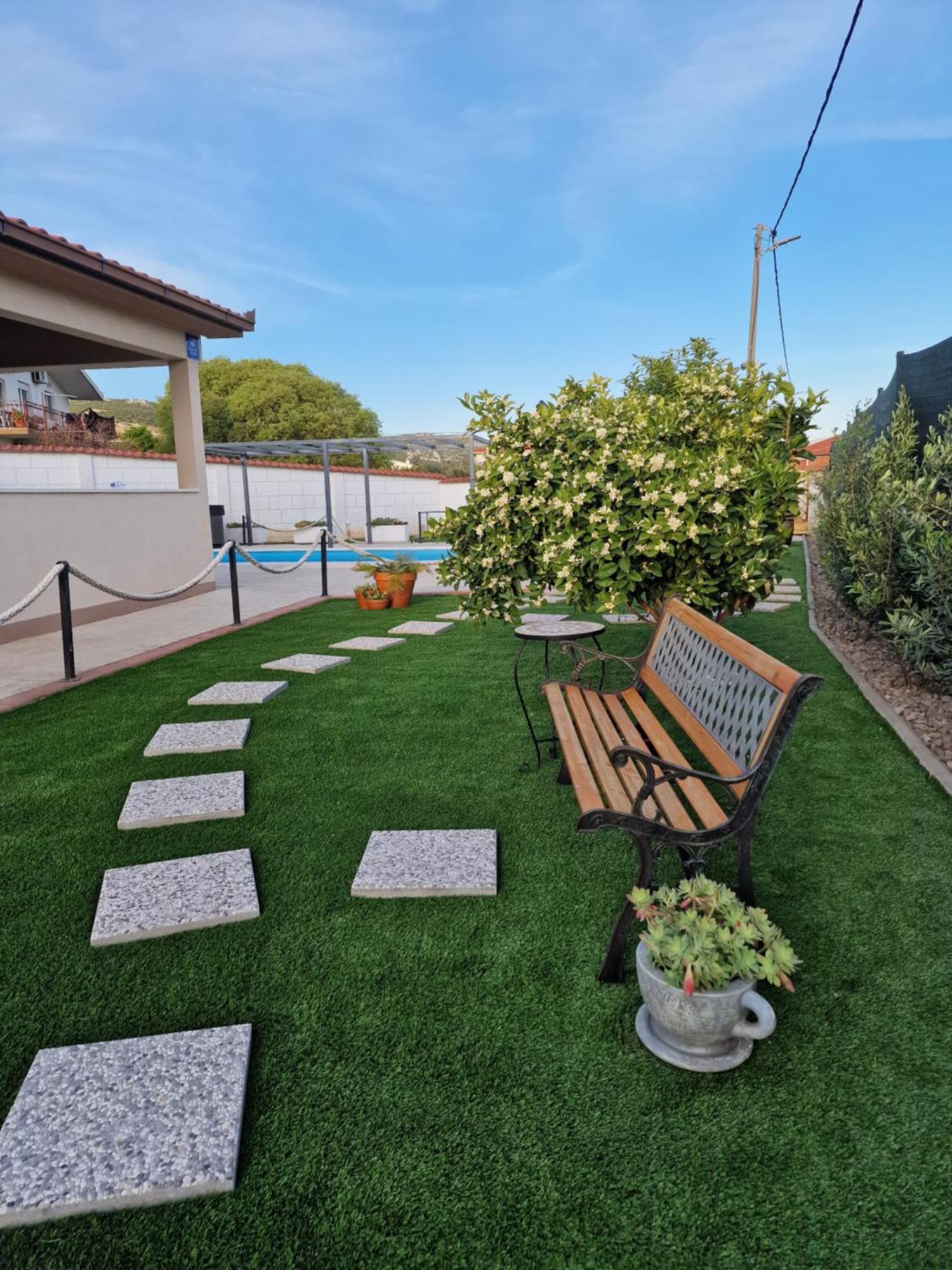 Beautiful Holiday Home "Villa Luka" Kaštel Štafilić Exteriör bild