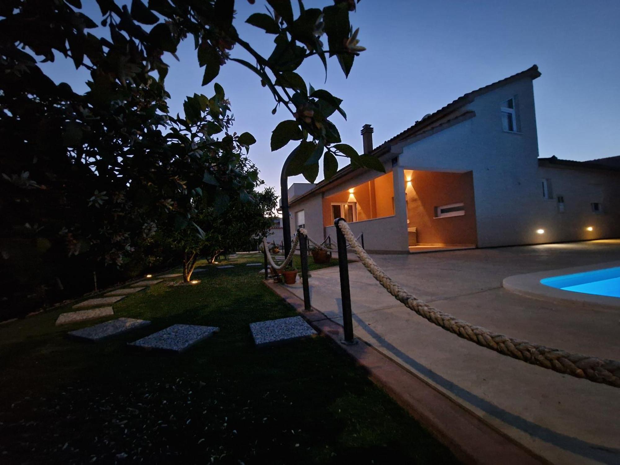 Beautiful Holiday Home "Villa Luka" Kaštel Štafilić Exteriör bild